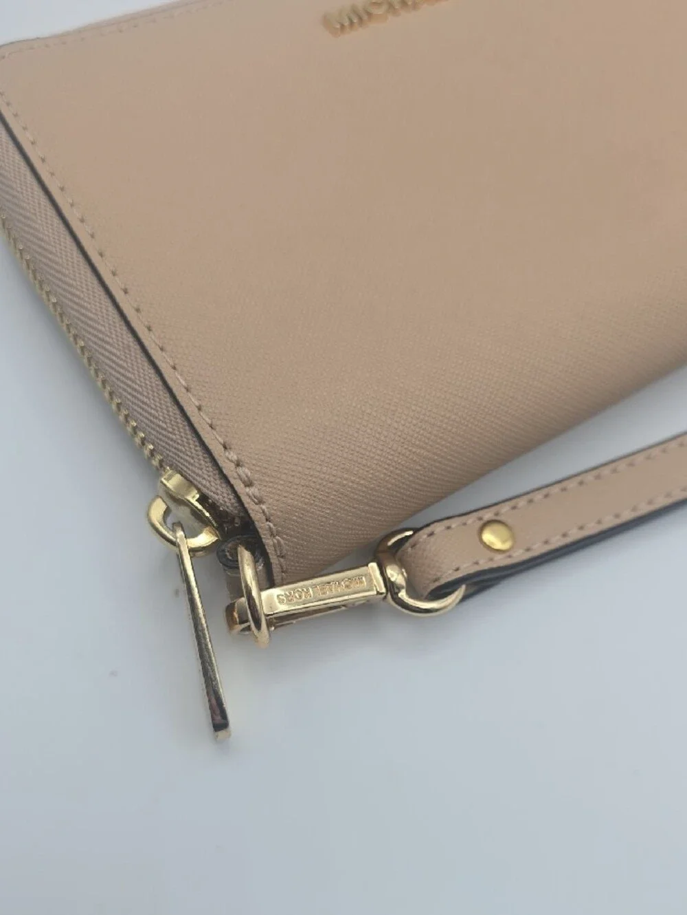 Michael Kors Beige Nude Saffiano Wristlet/Phone Holder W/ Gold Hardware (EUC)✨️